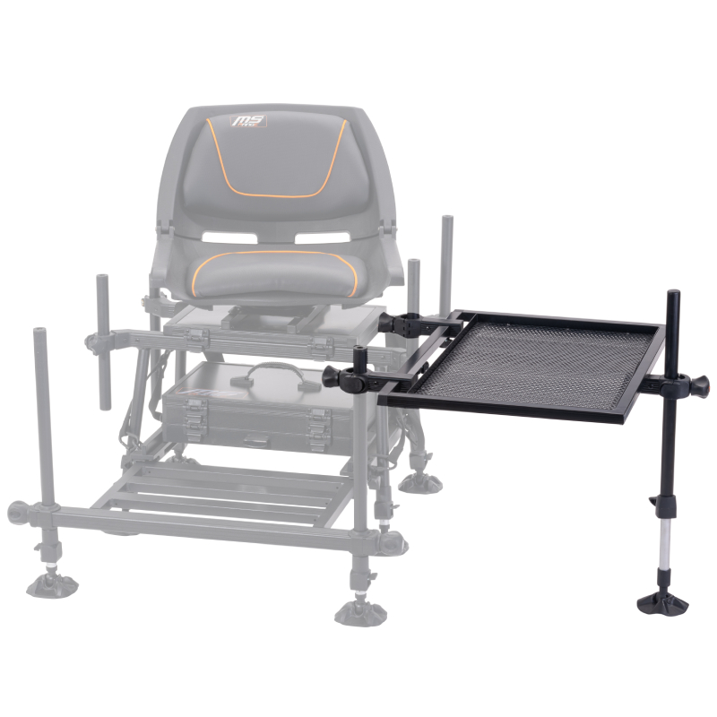 Křesla, bedny, stoly